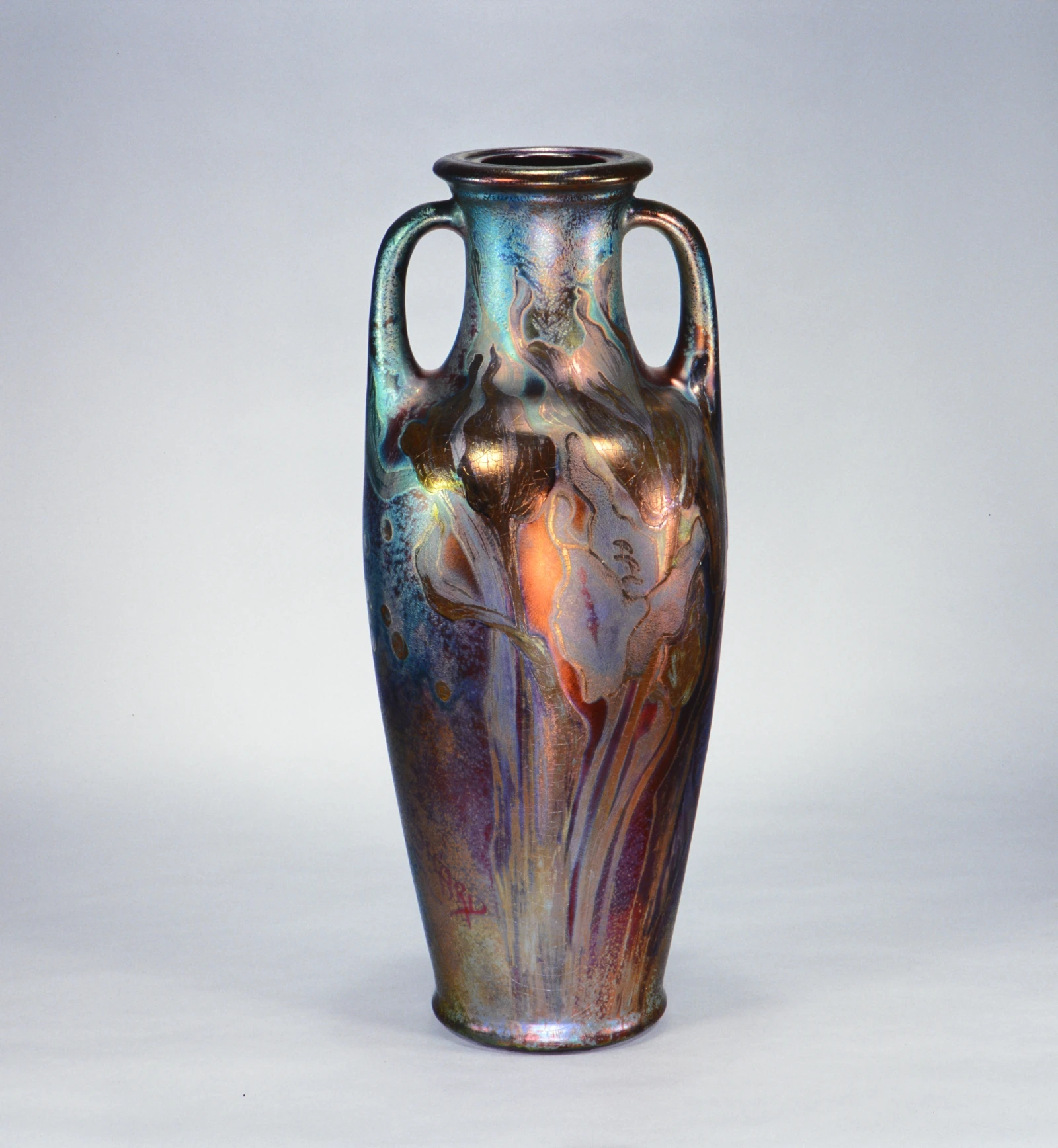 Henkelvase mit Schwertliliendekor